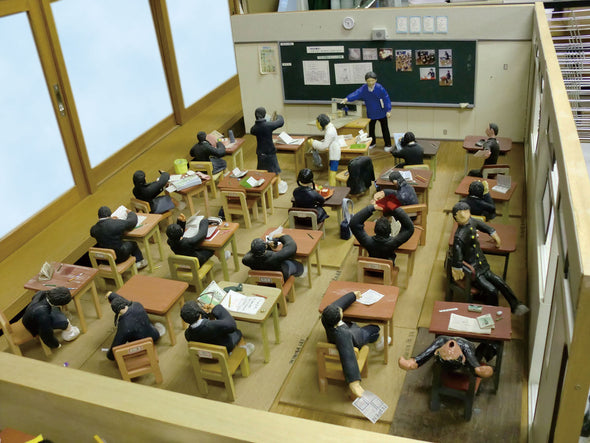 Desk and chair diorama set (made of hard paper)03