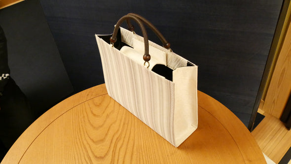 Bolso "C" elaborado con técnicas artesanales tradicionales de Kioto.
